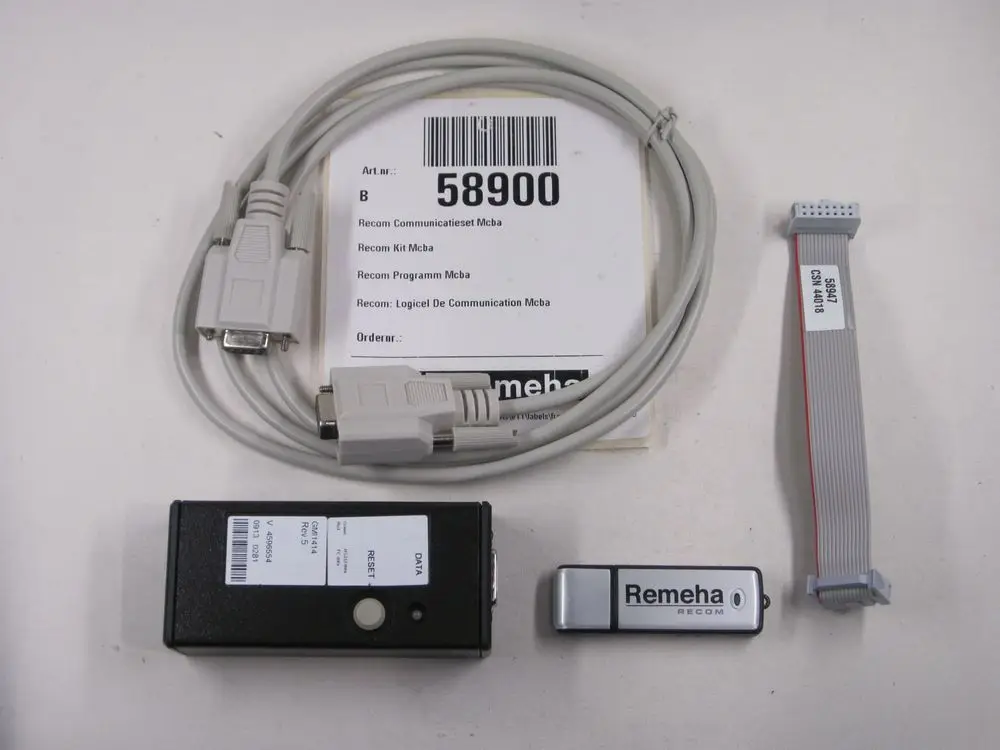 Kabel und Gerät von Remeha, einschließlich eines Kommunikationsinterfaces, Kabelverbindungen und einer Anleitung. Das Set besteht aus mehreren Komponenten zur Gerätekommunikation.
